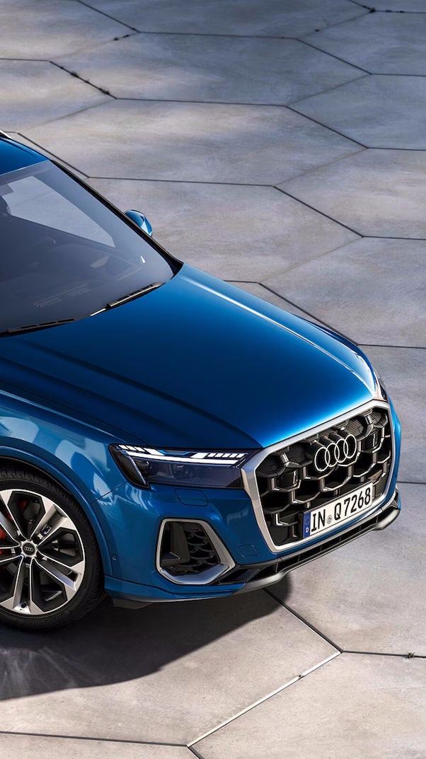 Overhead three quarter side profile view of an Audi Q7