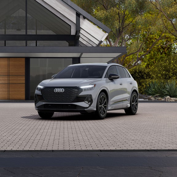 Plan avant de trois quarts d’un Audi Q4 e-tron stationné.