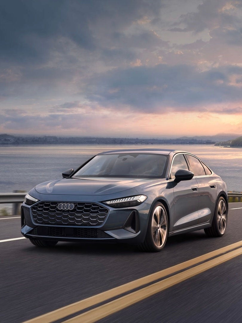 Vue d’angle d’un Audi A5 roulant sur l’autoroute