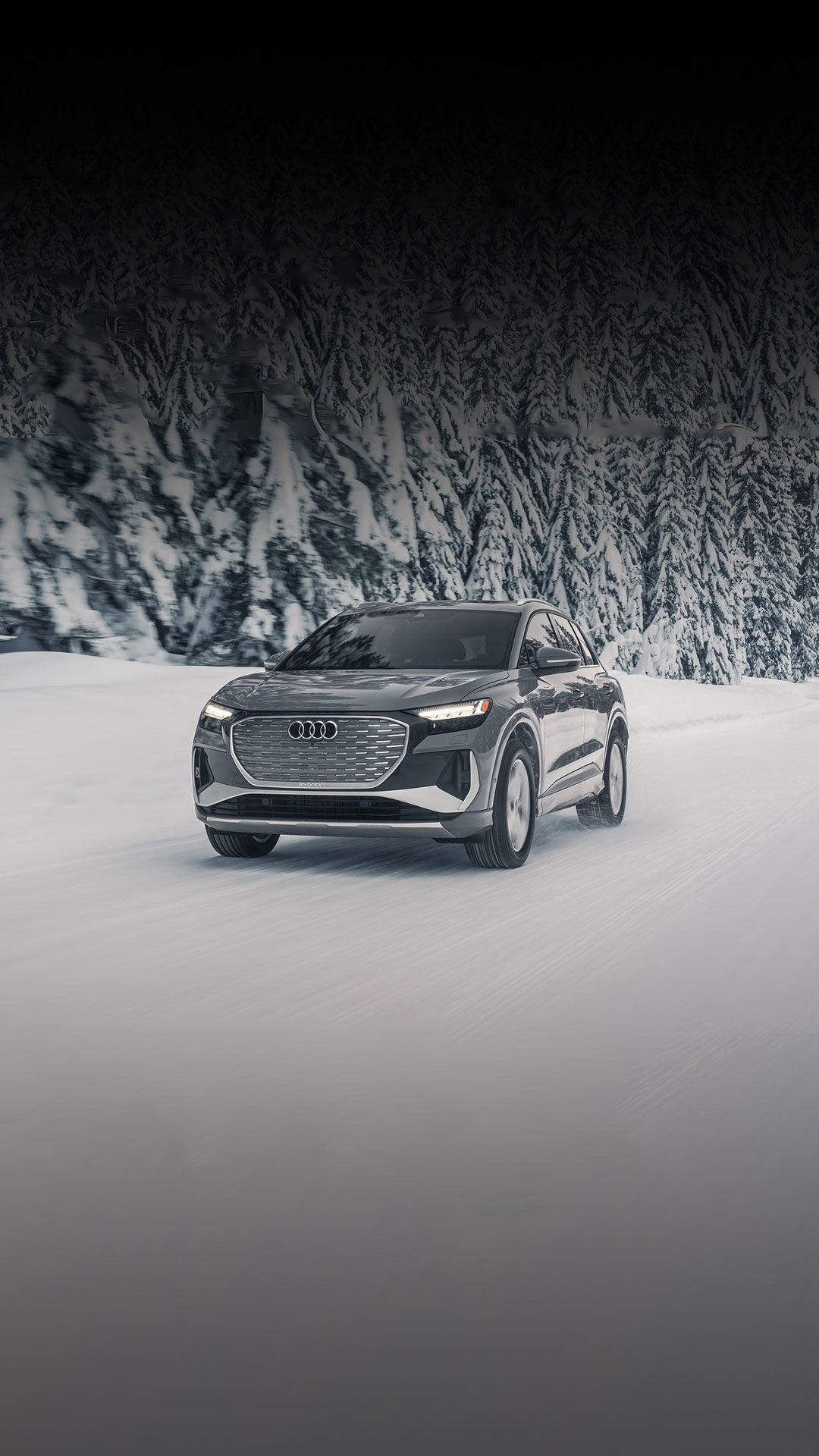 Vue latéral aux trois quarts de l’Audi Q4 e-tron en déplacement.