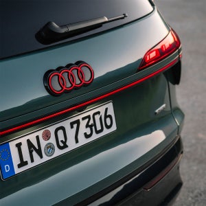 Vue en gros plan de l'arrière du nouveau Audi Q7.