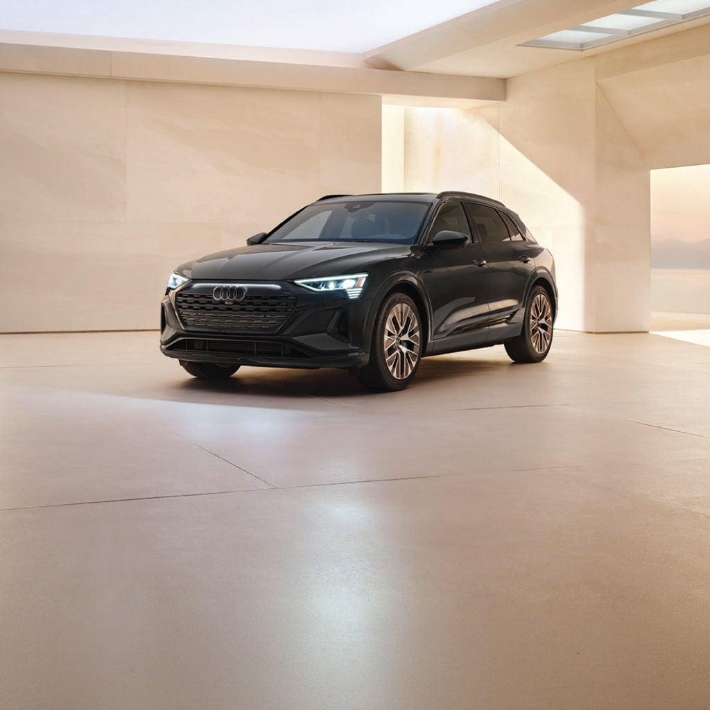 Right profile view of an Audi Q8 e-tron parked.