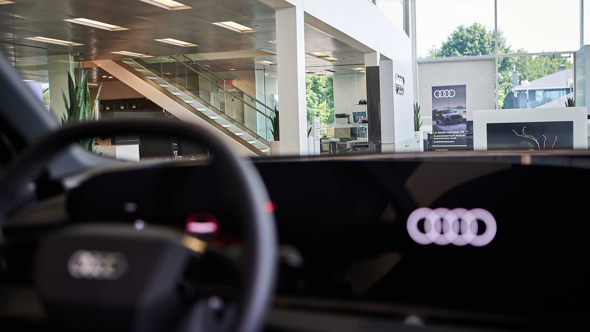 Intérieur d’un véhicule Audi vu depuis le siège conducteur.