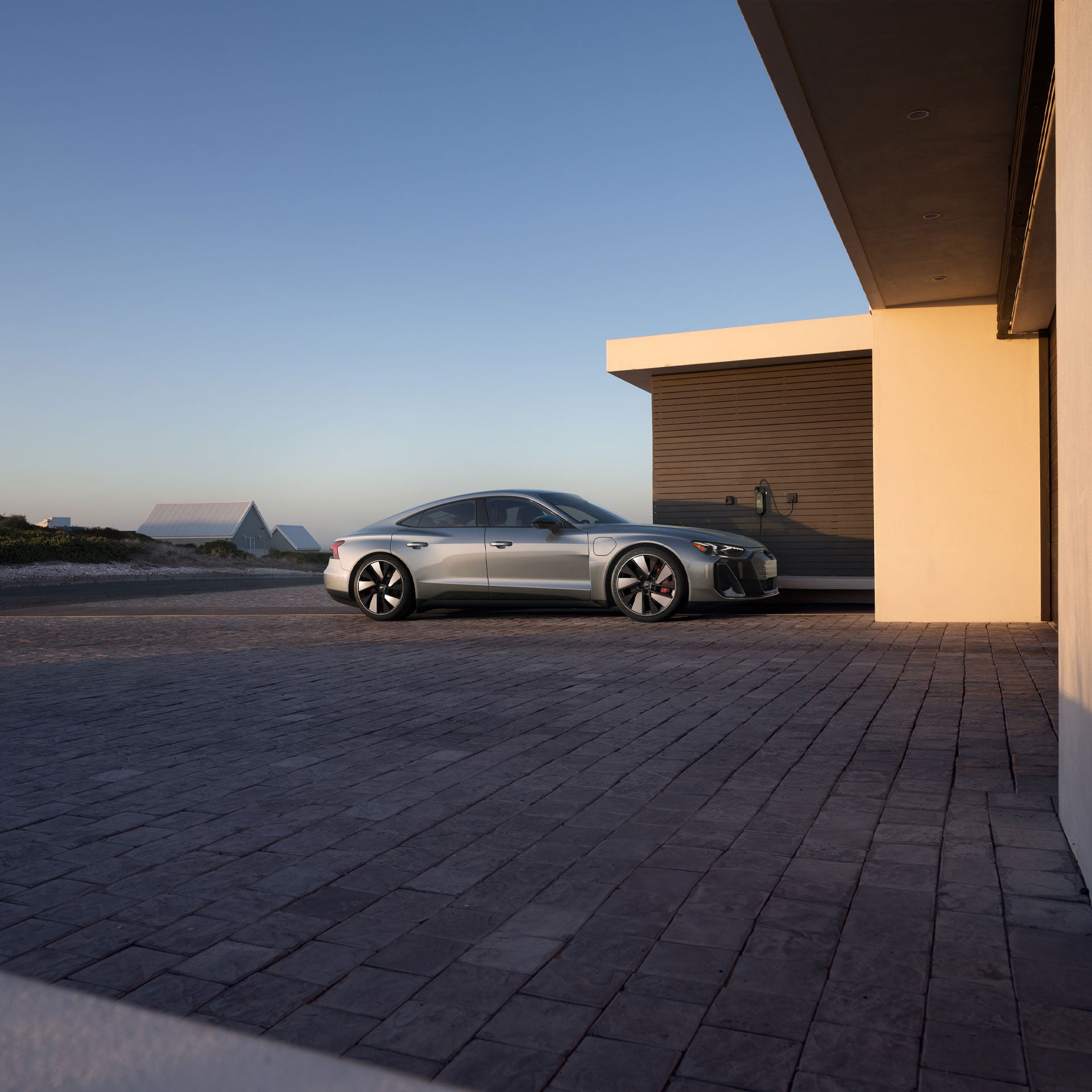 Three-quarter side view of the Audi S e-tron® GT. 