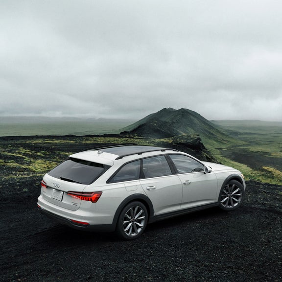 Vue aérienne latérale de l’Audi A6 allroadᴹᴰ.