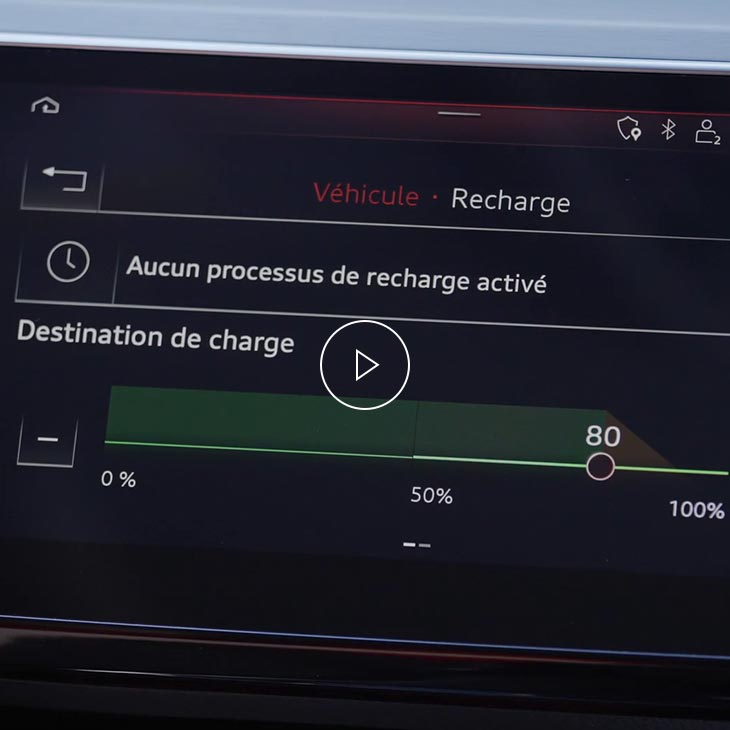 Photo en gros plan de l'écran cible de charge sur l'écran Audi MMI à l'intérieur d'un véhicule Audi.