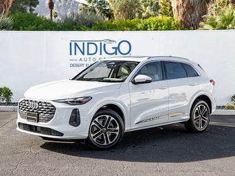 Pre-Owned 2025 Audi Q5 front facing 