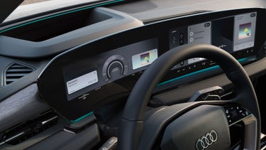 Gros plan du tableau de bord et de la console de l’Audi Q6 e-tron.