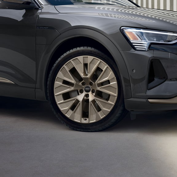 Close-up of the wheels of the Audi Q8 e-tron®. 