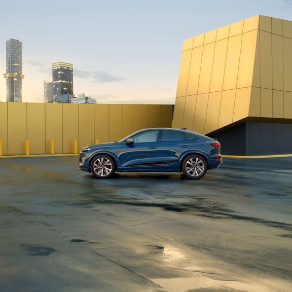 Profil latéral d'une Audi SQ6 Sportback e-tron bleue garée.