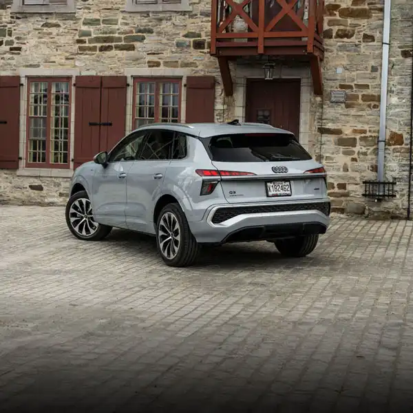 Vue arrière gauche de l'Audi Q3 2026, stationnée dans le Vieux-Québec - Audi de Québec 