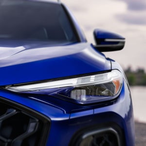 Close up view of a headlight on the Audi Q5.