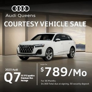 Front left view of an Audi Q7 parked.