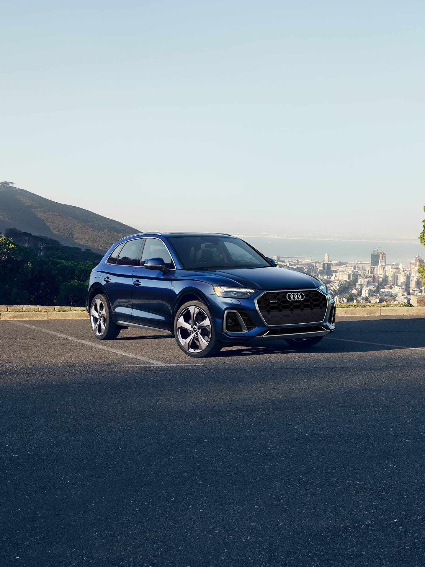 Three-quarter front view of the Audi Q5.