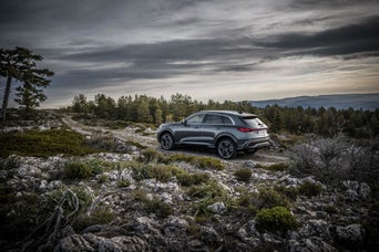 Un Audi Q5 visible à distance, en plein air