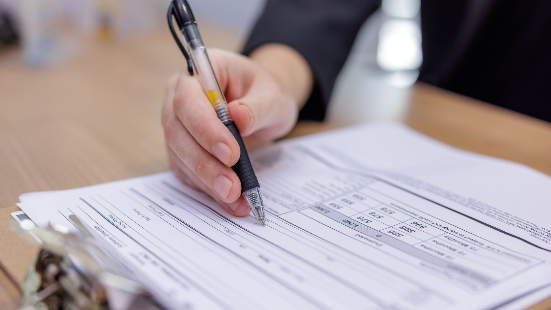 Audi finance specialist handing over keys to an Audi.