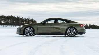 Vue latérale d’un modèle européen RS e-tron GT