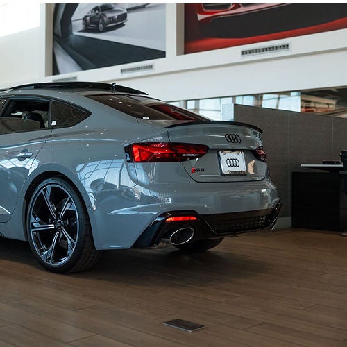 Left profile view of an Audi Q7 accelerating.