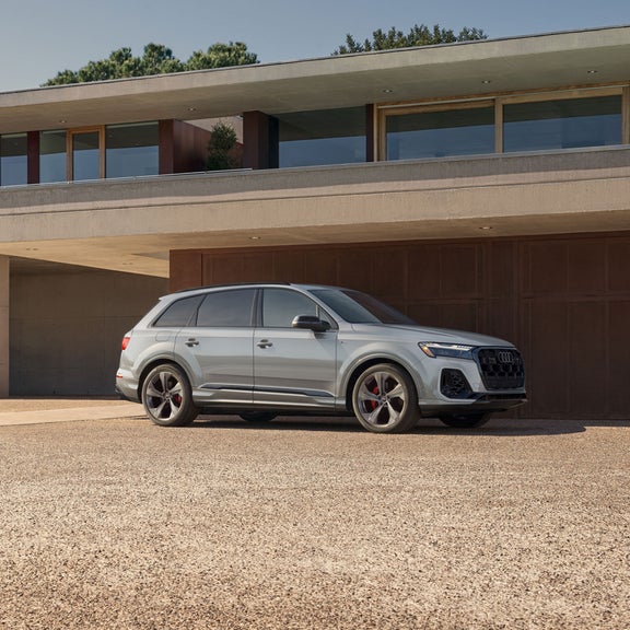 Three quarter side view of the Audi Q7 parked.