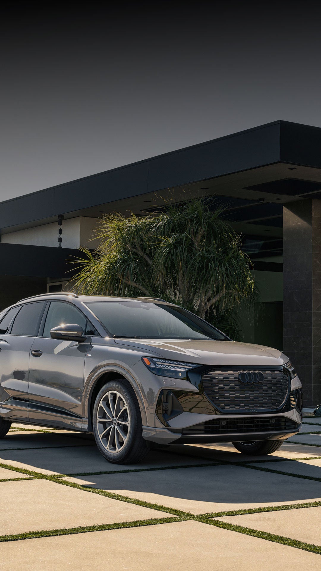 Three-quarter front view of the Audi Q4 e-tron®.