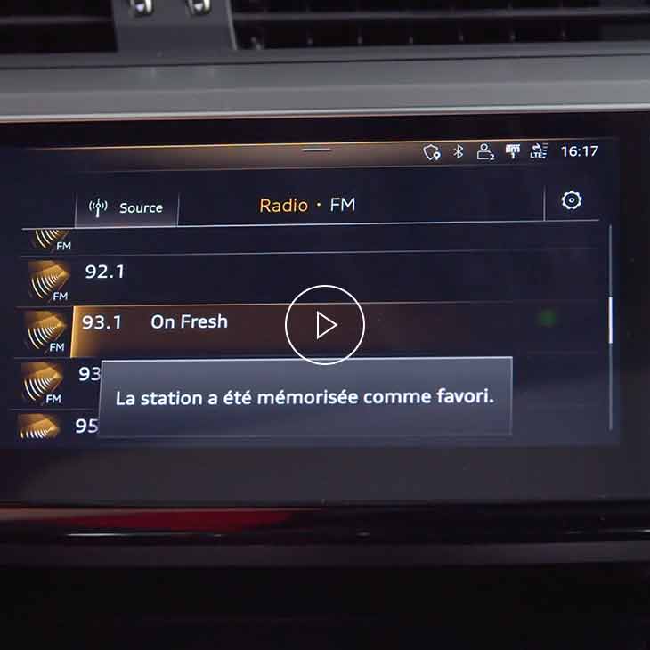 Gros plan de la fenêtre des stations de radio préférées dans l’interface multimédia Audi.