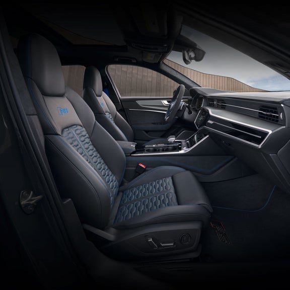 Interior view of the Audi RS 6 Avant performance seats and dashboard in Blue plus.