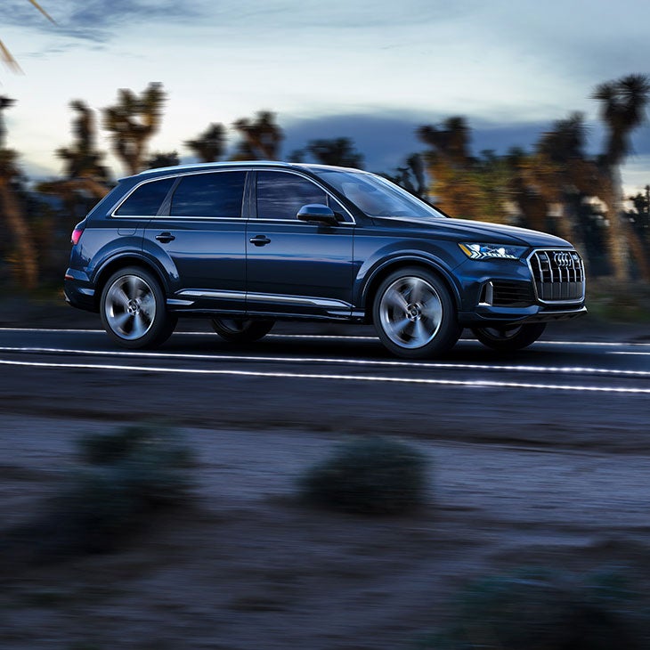 Vue latérale de l'Audi Q7 en mouvement.
