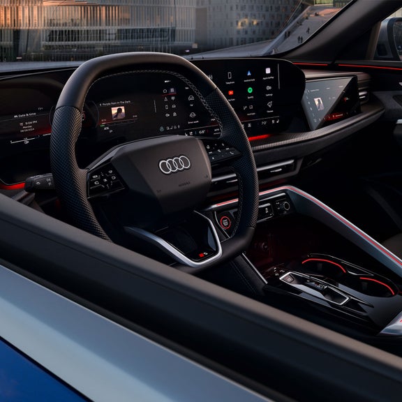 View of the cockpit in the Audi SQ5. 