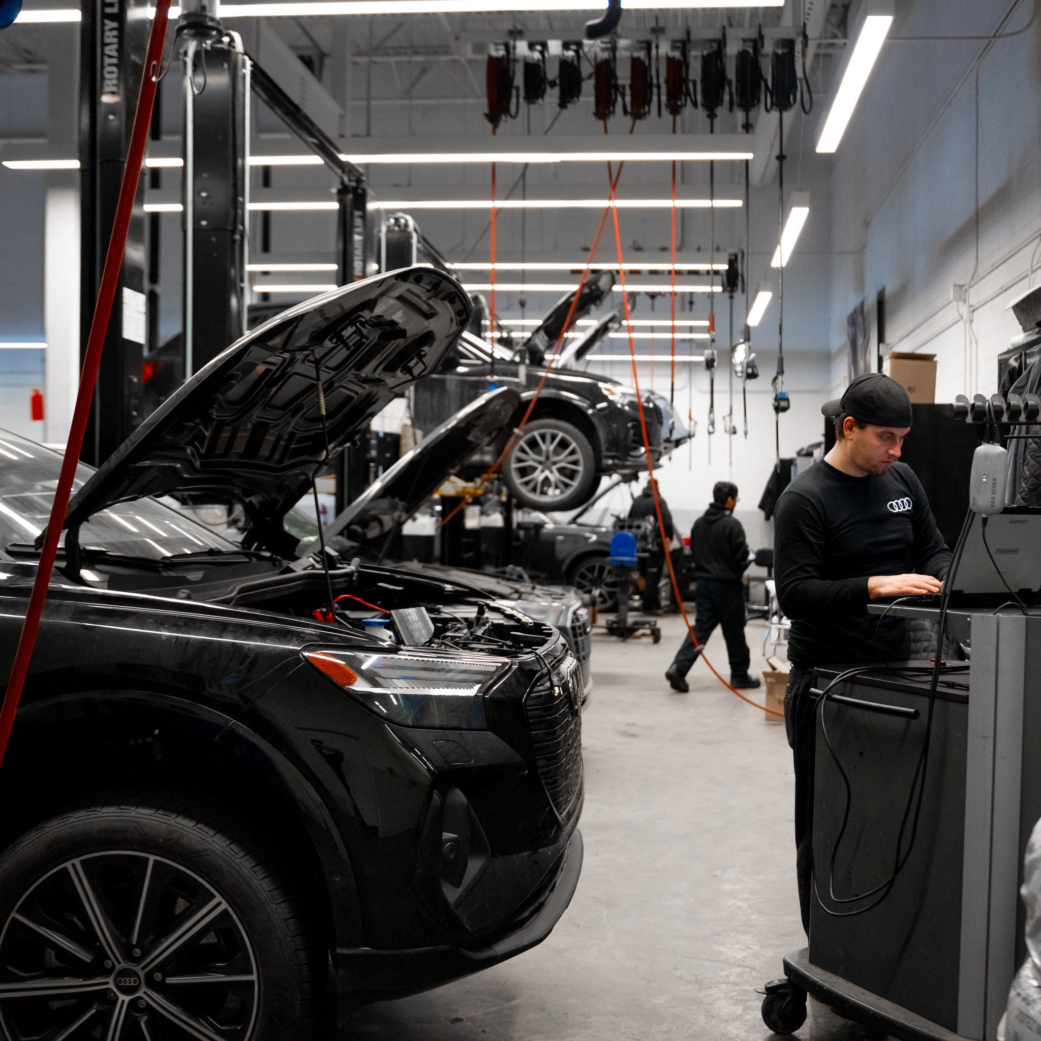 Un technicien du service Audi effectue l’entretien d’un véhicule. 