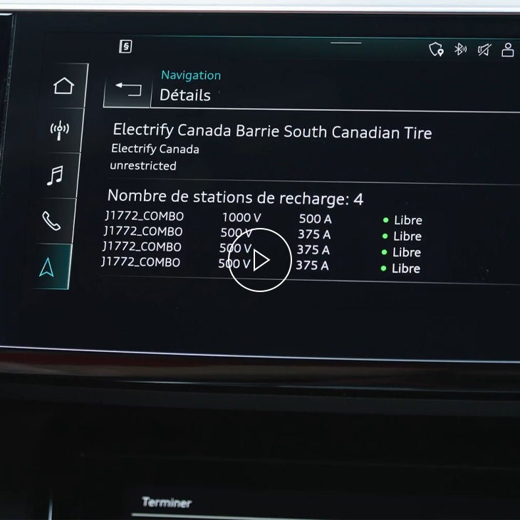 Gros plan de la station de recharge sur le système Audi MMI.