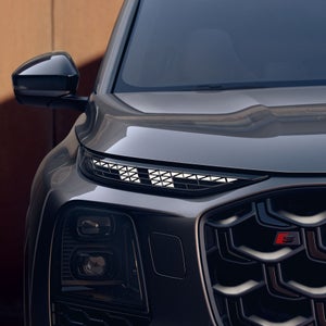 Close up on the headlight in the Audi SQ7.