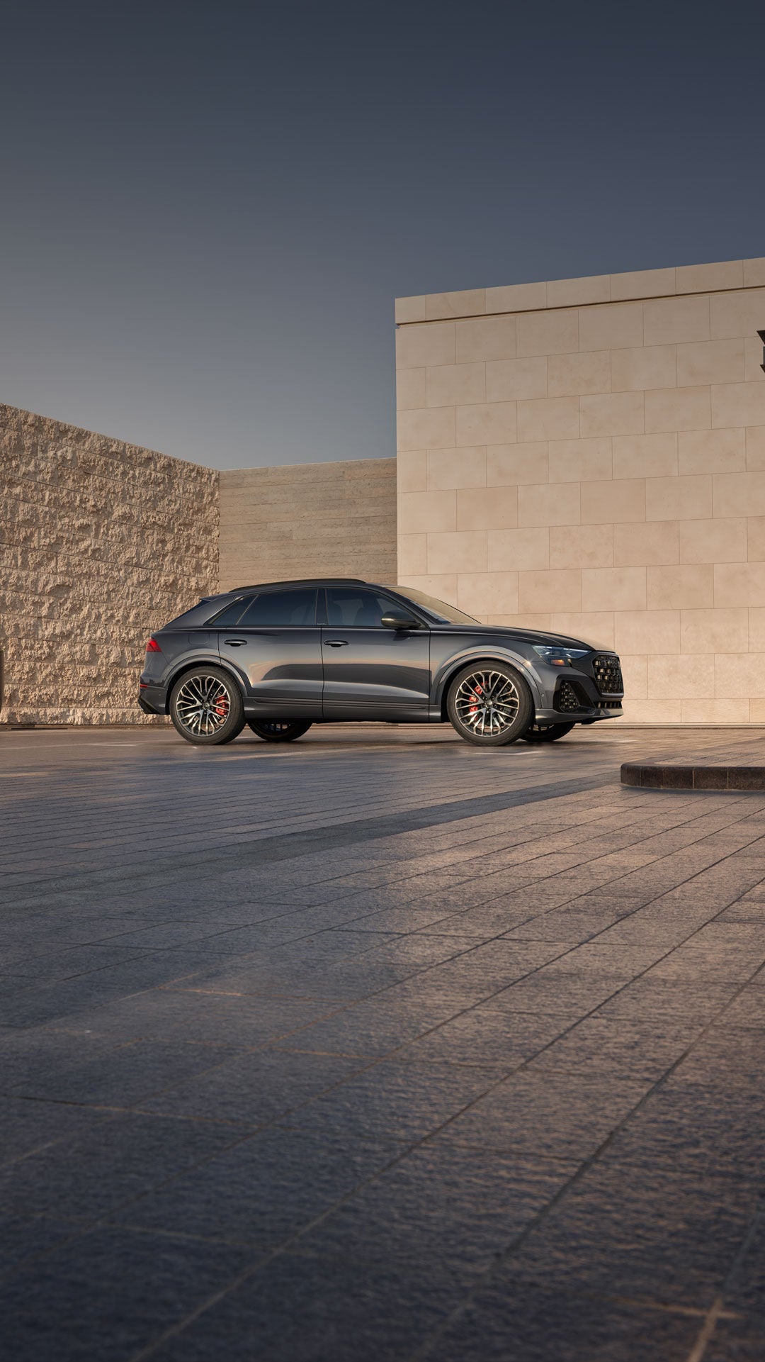 Side view of the Audi SQ8.