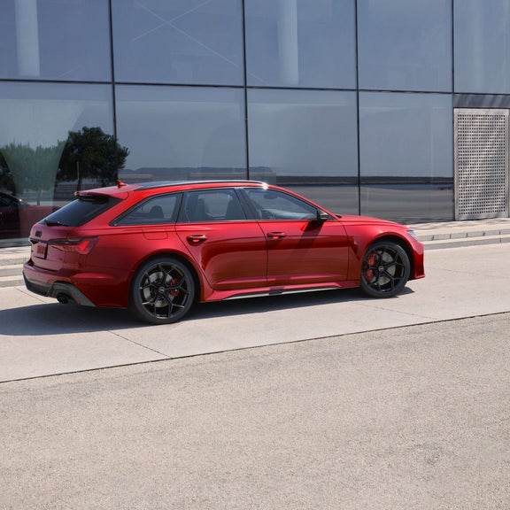 Three-quarter side view of the Audi RS 6 Avant performance.