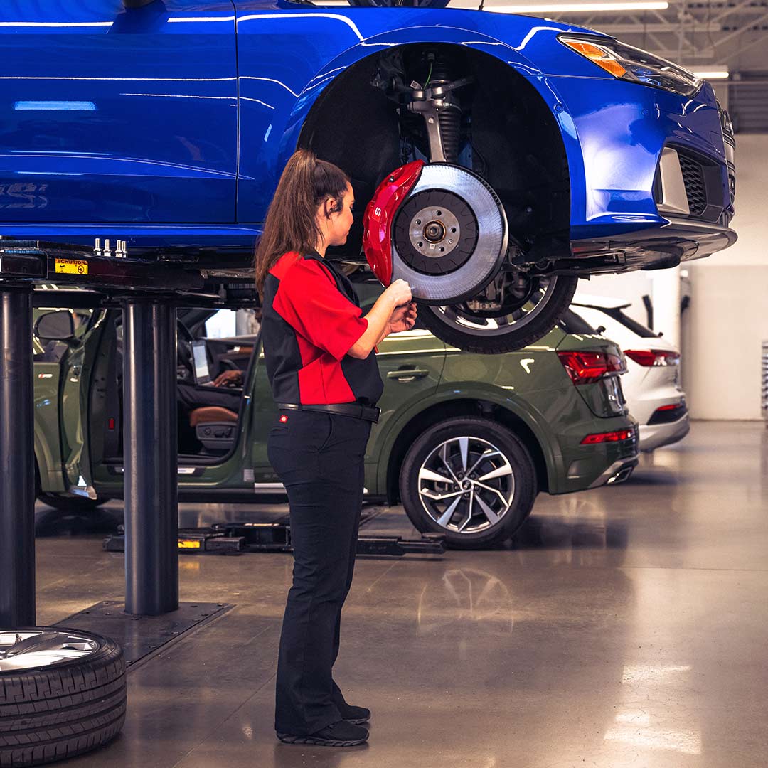 Front profile view of an Audi Q7 accelerating.