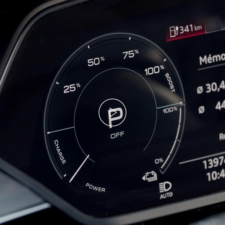 Photo en gros plan du wattmètre d'un véhicule Audi.