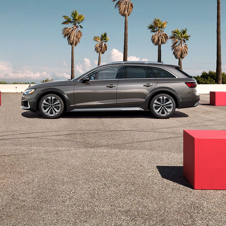 Vue latérale de l'Audi A4 allroad garée.