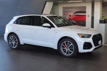 Side view of a 2025 Audi Q5 Plug-in Hybrid