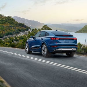 Profil arrière de l'Audi SQ6 Sportback e-tron aux trois quarts en déplacement.