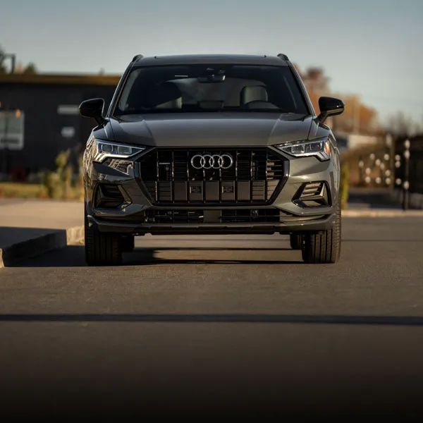 Vue de face de l'Audi Q3 2024 couleur gris, stationnée dans un quartier résidentiel - Audi Lévis