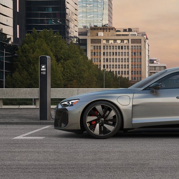 Close up on the wheel of the Audi S e-tron GT.