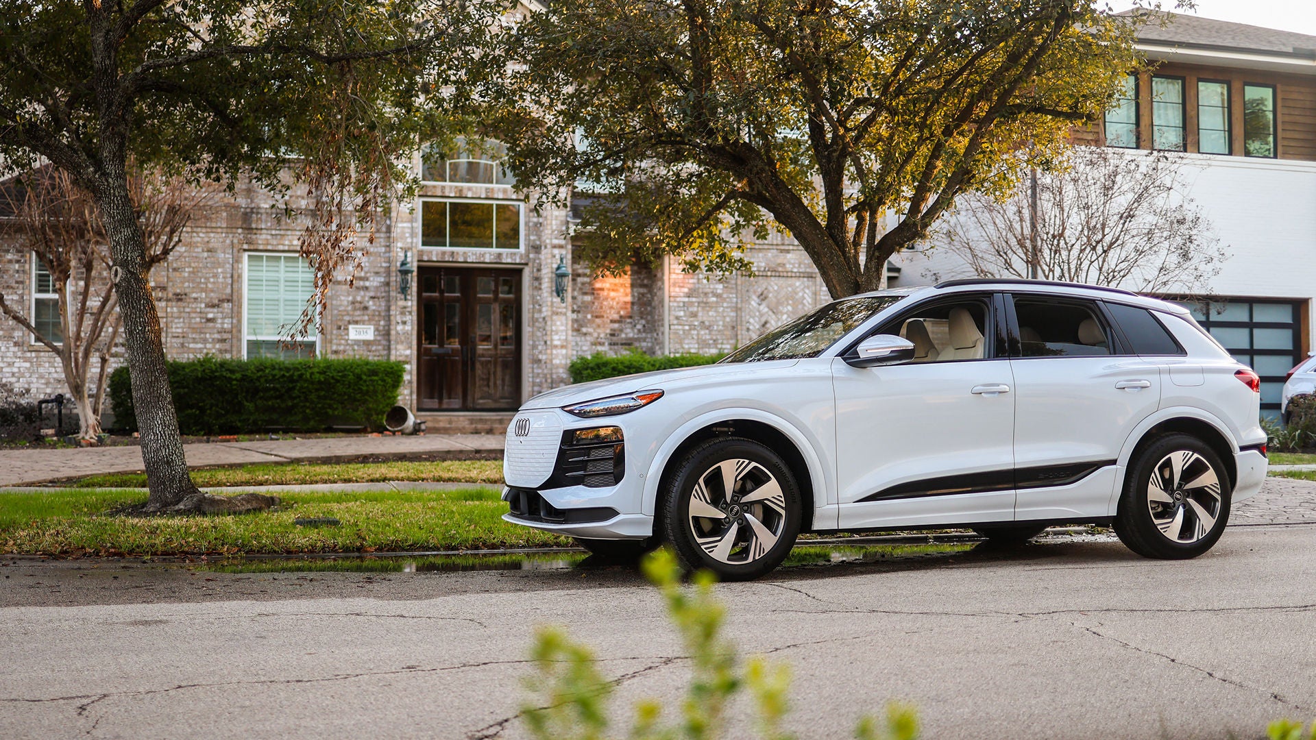Three quarter view of an Audi q7 vehicle parked.