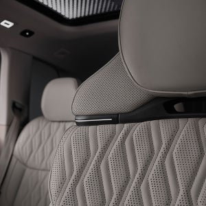 Les haut-parleurs Bang & Olufsen 4D intégrés aux appuie-tête des sièges avant du nouveau Audi Q7.