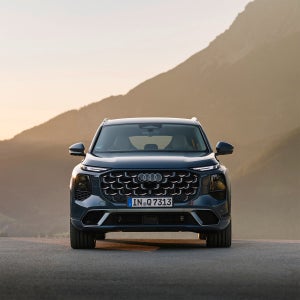 Vue de devant du nouveau Audi Q7 dans un décor de montagne.