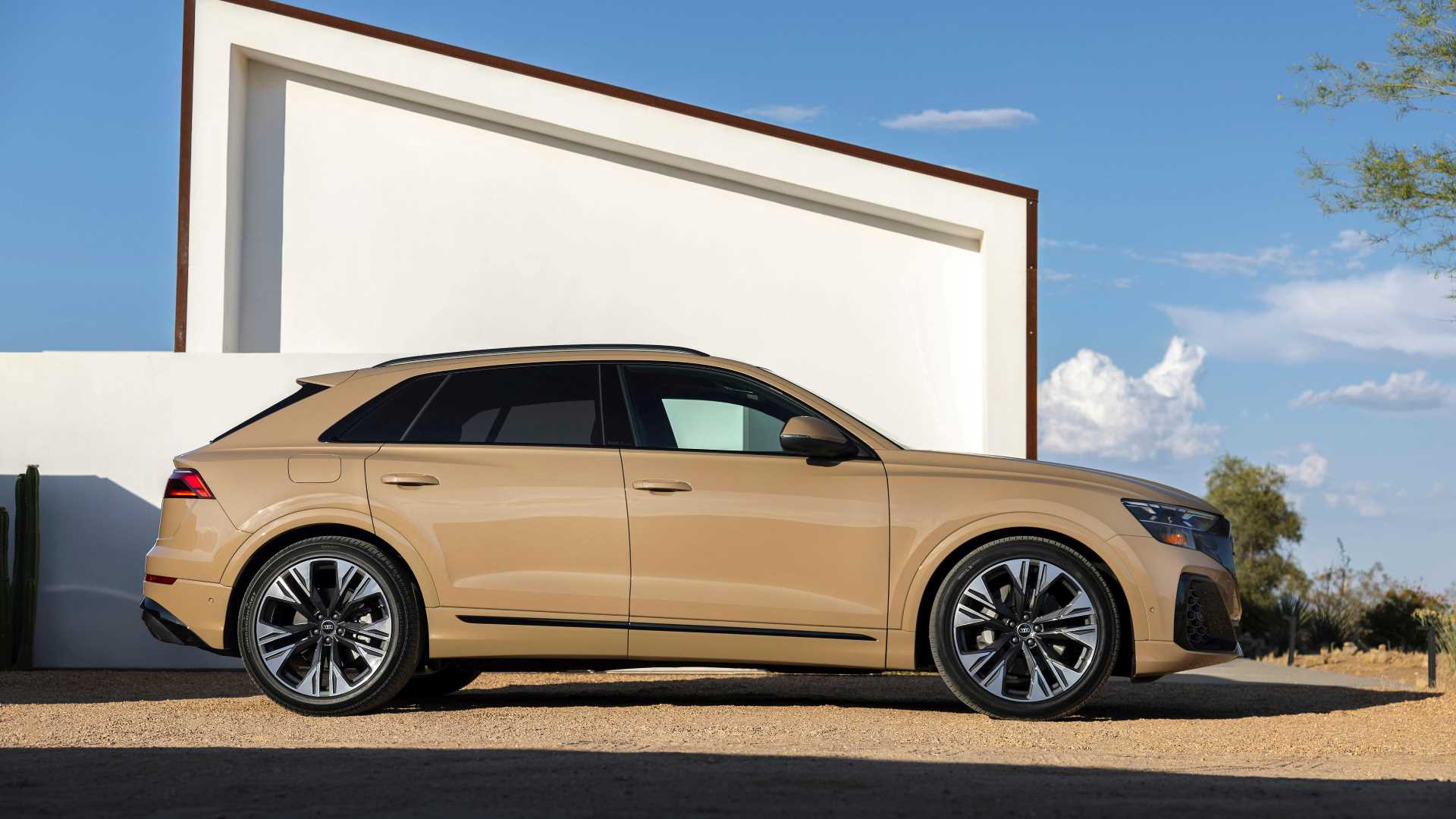 Vue du profil droit d’un VUS Audi Q8 stationné. 