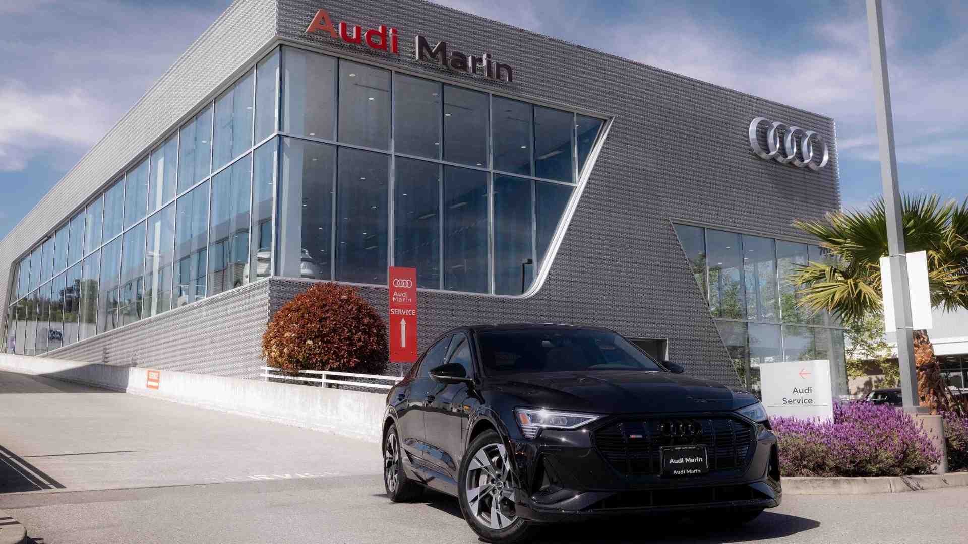 Audi finance specialist handing over keys to an Audi.