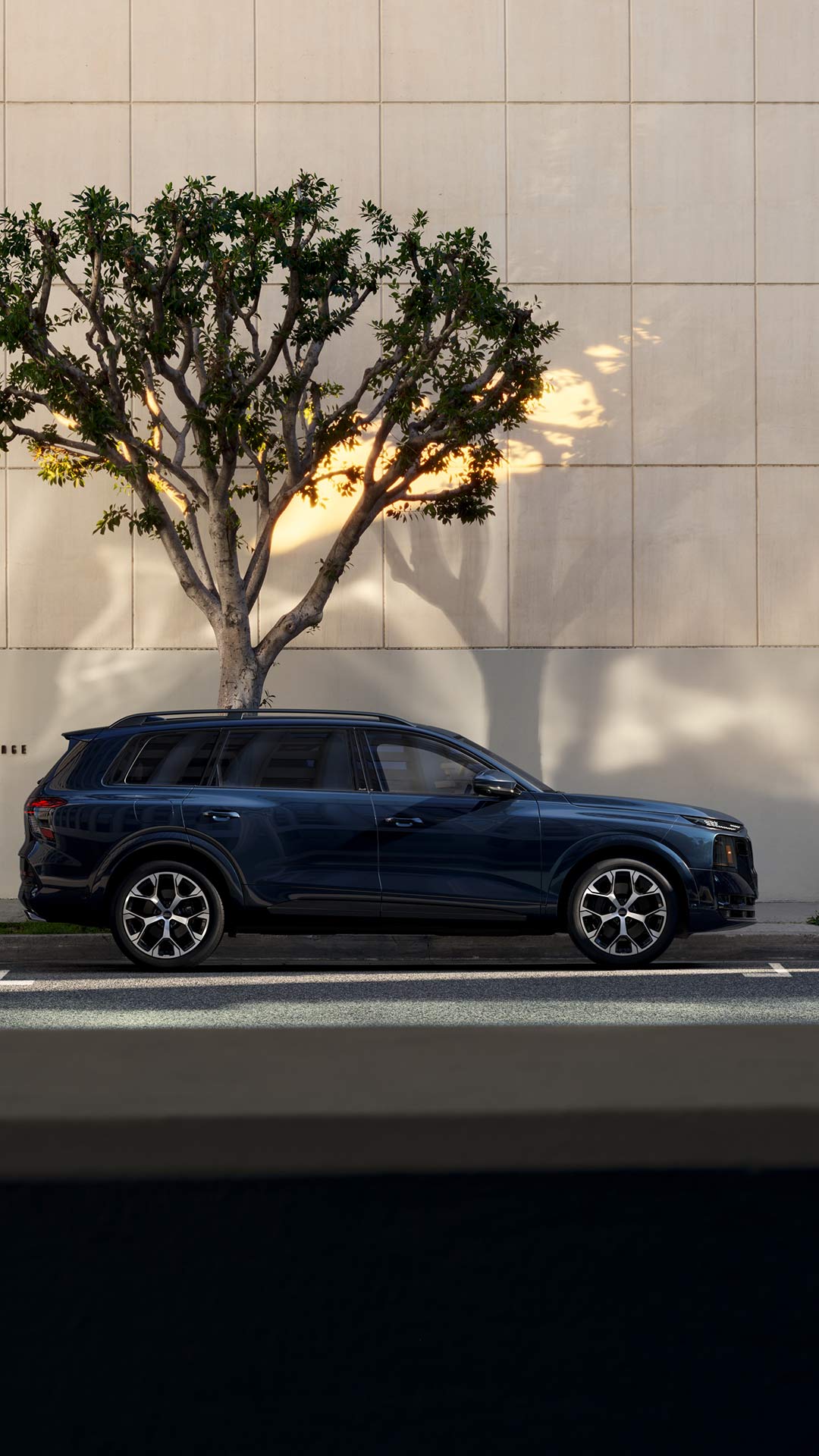 Side view of an Audi Q9.