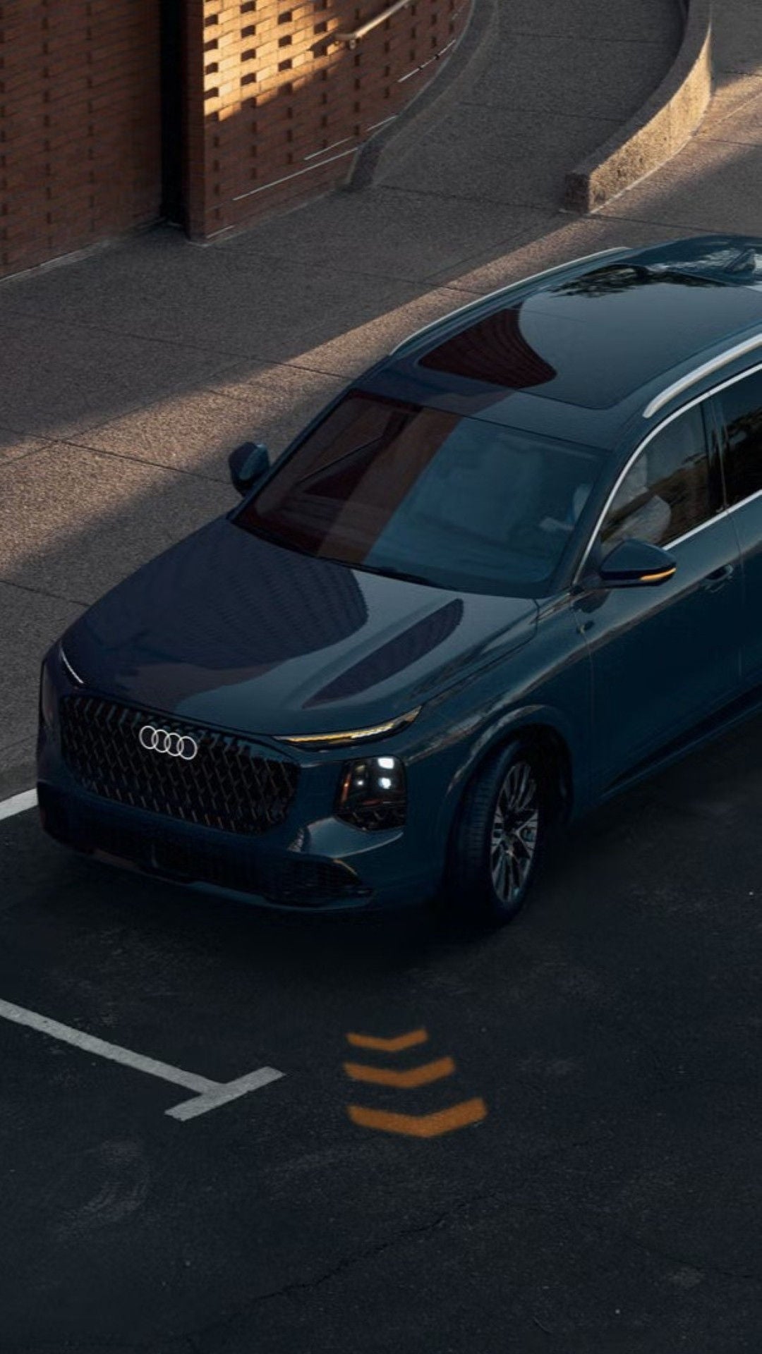 An overhead shot of an Audi Q7 flashing its turn signals.