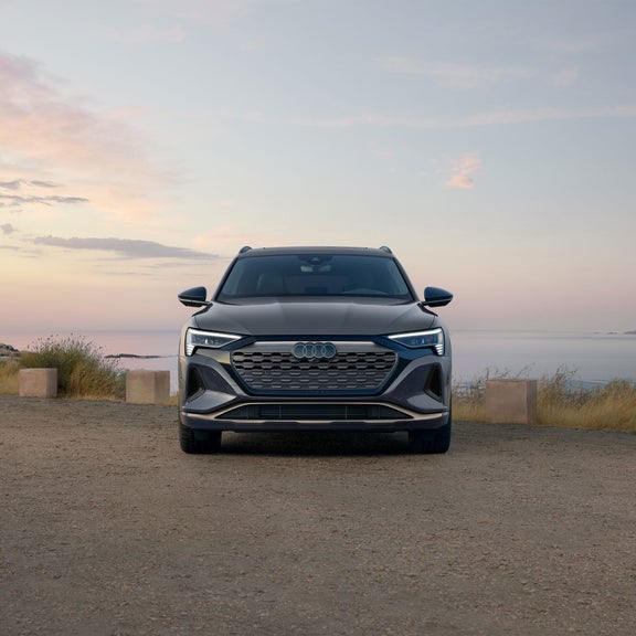 Three-quarter side view of the Audi Q8 e-tron®. 