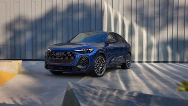 Three-quarter front profile of the Audi SQ5 Sportback.