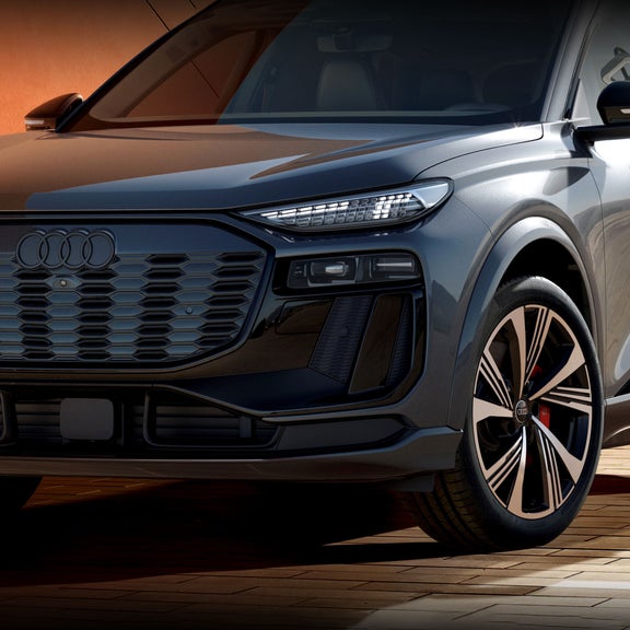 Gros plan d’un phare de l’Audi SQ6 e-tron montrant les feux de jour numériques distinctifs.